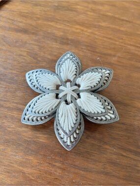 Decorative Floral Belt Buckle in Cream and Silver